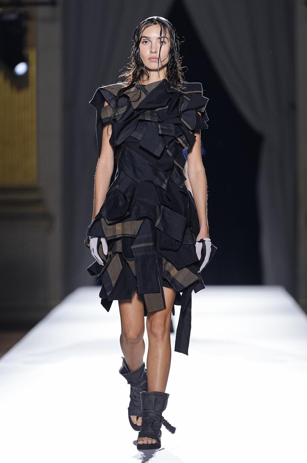 ヨウジヤマモト(Yohji Yamamoto) 2026年春夏ウィメンズコレクション  - 写真97