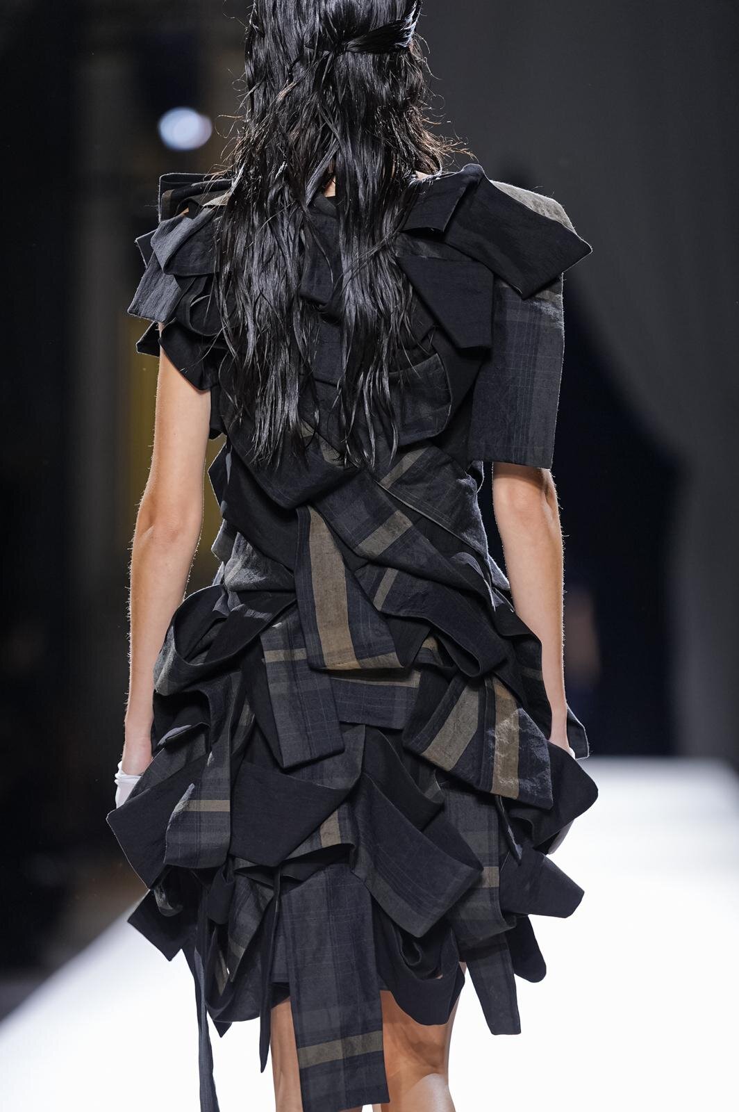 ヨウジヤマモト(Yohji Yamamoto) 2026年春夏ウィメンズコレクション  - 写真99