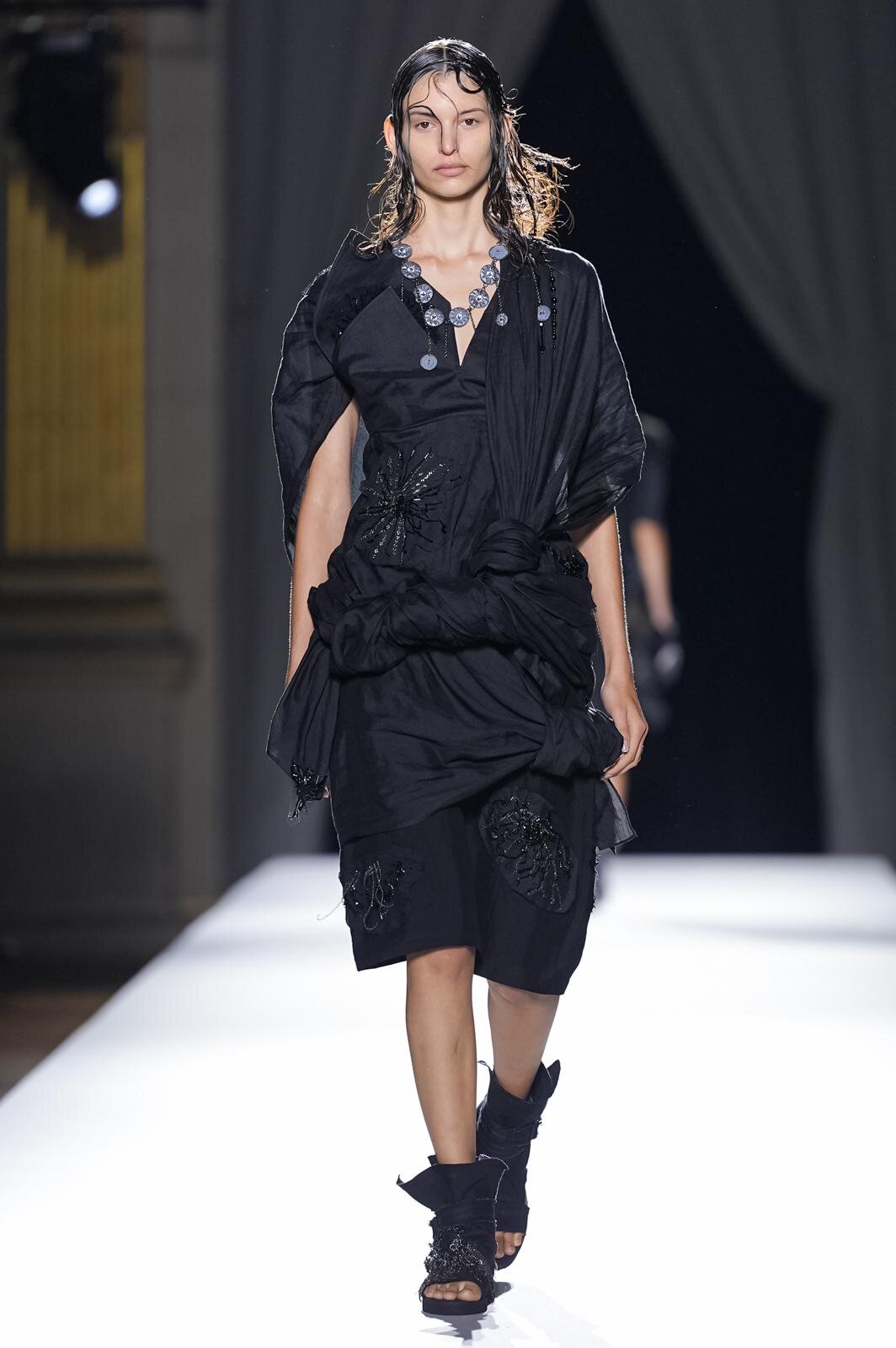 ヨウジヤマモト(Yohji Yamamoto) 2026年春夏ウィメンズコレクション  - 写真100