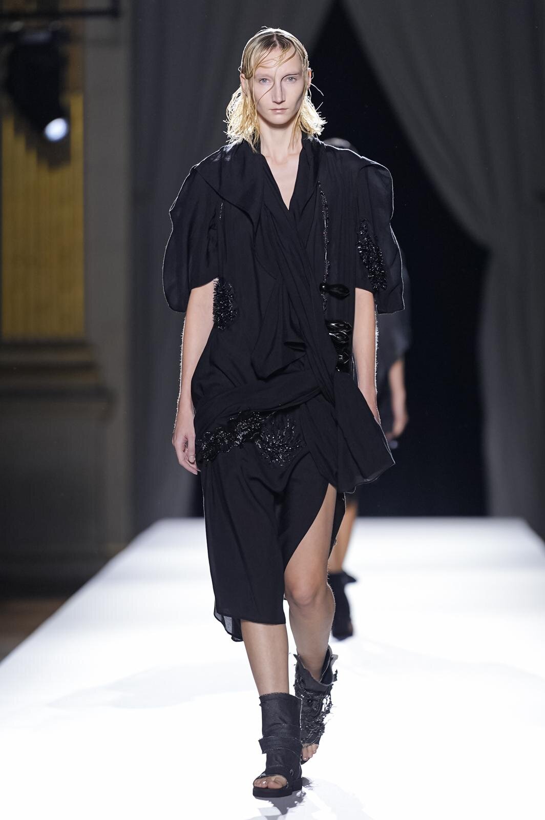 ヨウジヤマモト(Yohji Yamamoto) 2026年春夏ウィメンズコレクション  - 写真104
