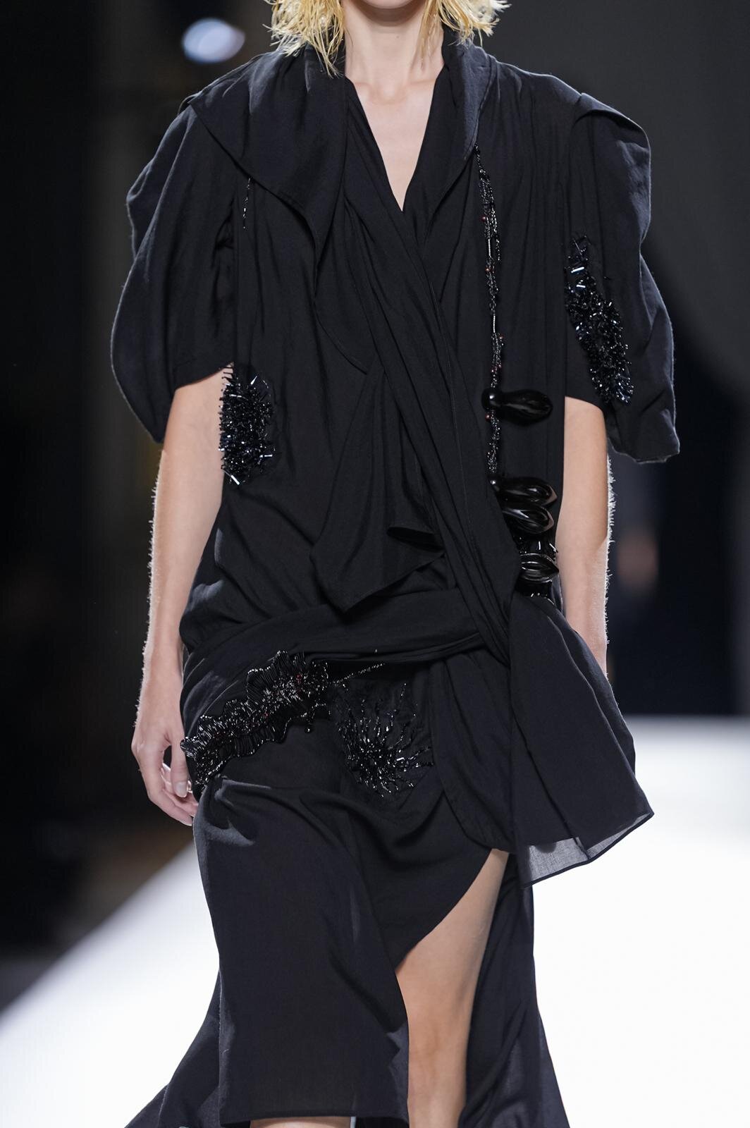 ヨウジヤマモト(Yohji Yamamoto) 2026年春夏ウィメンズコレクション  - 写真105