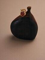 ヴァンドームブティック“琥珀とハリネズミ”のブローチ＆深みレッドの天然石ネックレス｜写真3