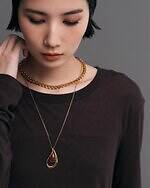 ヴァンドームブティック“琥珀とハリネズミ”のブローチ＆深みレッドの天然石ネックレス｜写真1