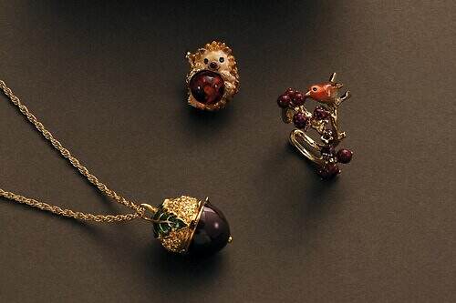 ヴァンドームブティック“琥珀とハリネズミ”のブローチ＆深みレッドの天然石ネックレス