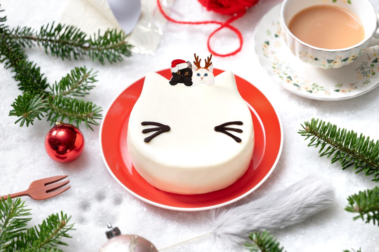 「白ねこクリスマスケーキ～ホワイトチョコ＆ベリー～」3,980円(ねこねこオリジナルニットバッグ付き)