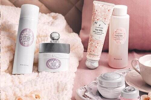 ジルスチュアート ビューティ2025年冬コスメ“純白の花×ミルク香る”ラメ入りリップバーム＆入浴料