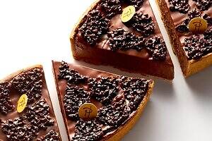 ピエール・エルメ・パリ“チョコレート尽くし”の仏伝統菓子「フラン」とろり・ひんやりチョコのタルト