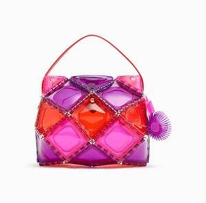 ゴジュウニ バイ ヒカルマツムラ“きらめく四角形パネル”の2WAYバッグ、安達祐実とコラボ|写真1