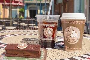 東京ディズニーリゾート“ほっとひと息”オリジナルブレンドコーヒー＆スイーツ、2層仕立てチーズケーキなど