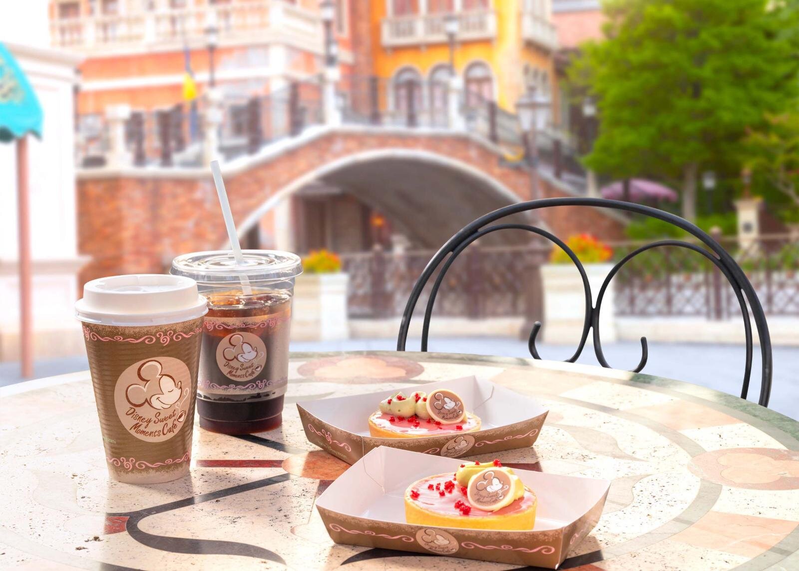 コーヒー/アイスコーヒー＆ベリーとピスタチオのタルト 1,350円 カフェラテ/アイスカフェラテ＆ベリーとピスタチオのタルト 1,450円 