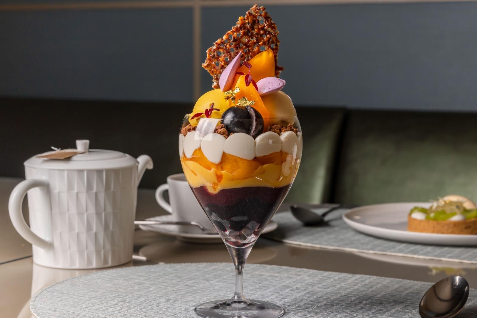 アルマーニ / カフェ 表参道「長野パープル×柿」秋の味覚パフェ、かぼちゃプリン入り