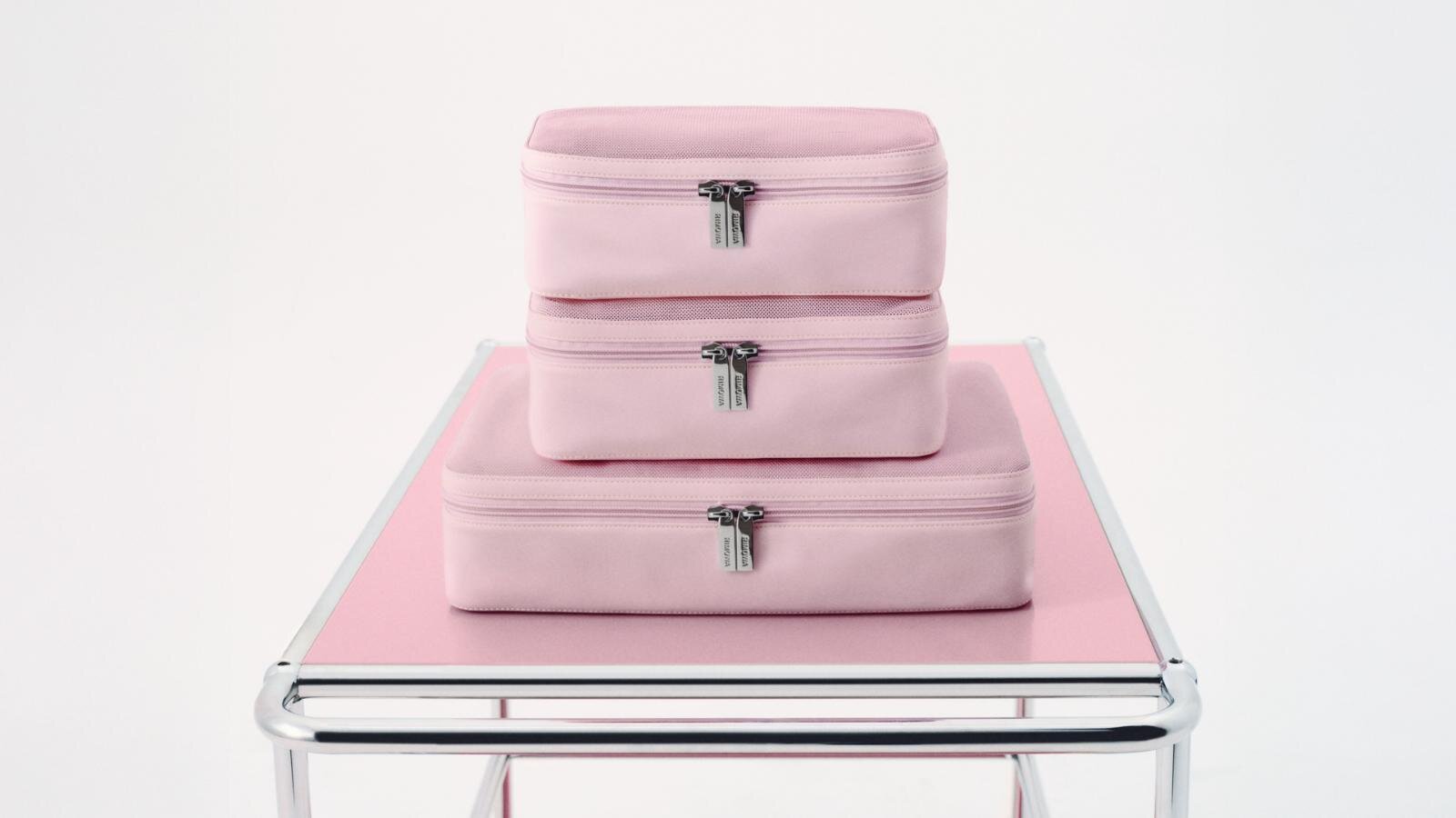 「トラベルアクセサリー パッキングキューブ」スモール 17,608円、ミディアム 18,708円、ラージ 20,908円