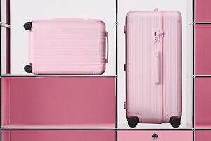 リモワ「エッセンシャル」に“パステルピンク”のスーツケース、トラベルアクセサリーも桃色で