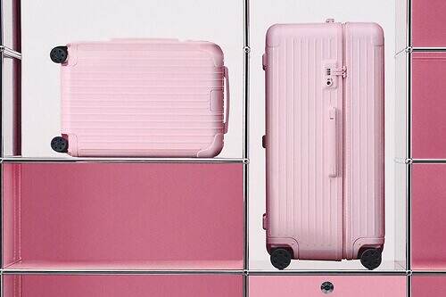 リモワ「エッセンシャル」に“パステルピンク”のスーツケース、トラベルアクセサリーも桃色で