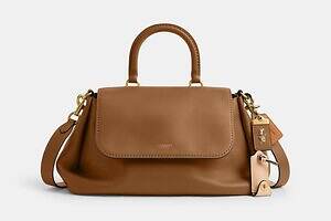 コーチ「ローグ」トップハンドルバッグ、大きなフラップ付き＆収納力抜群の“くったり”レザーバッグ