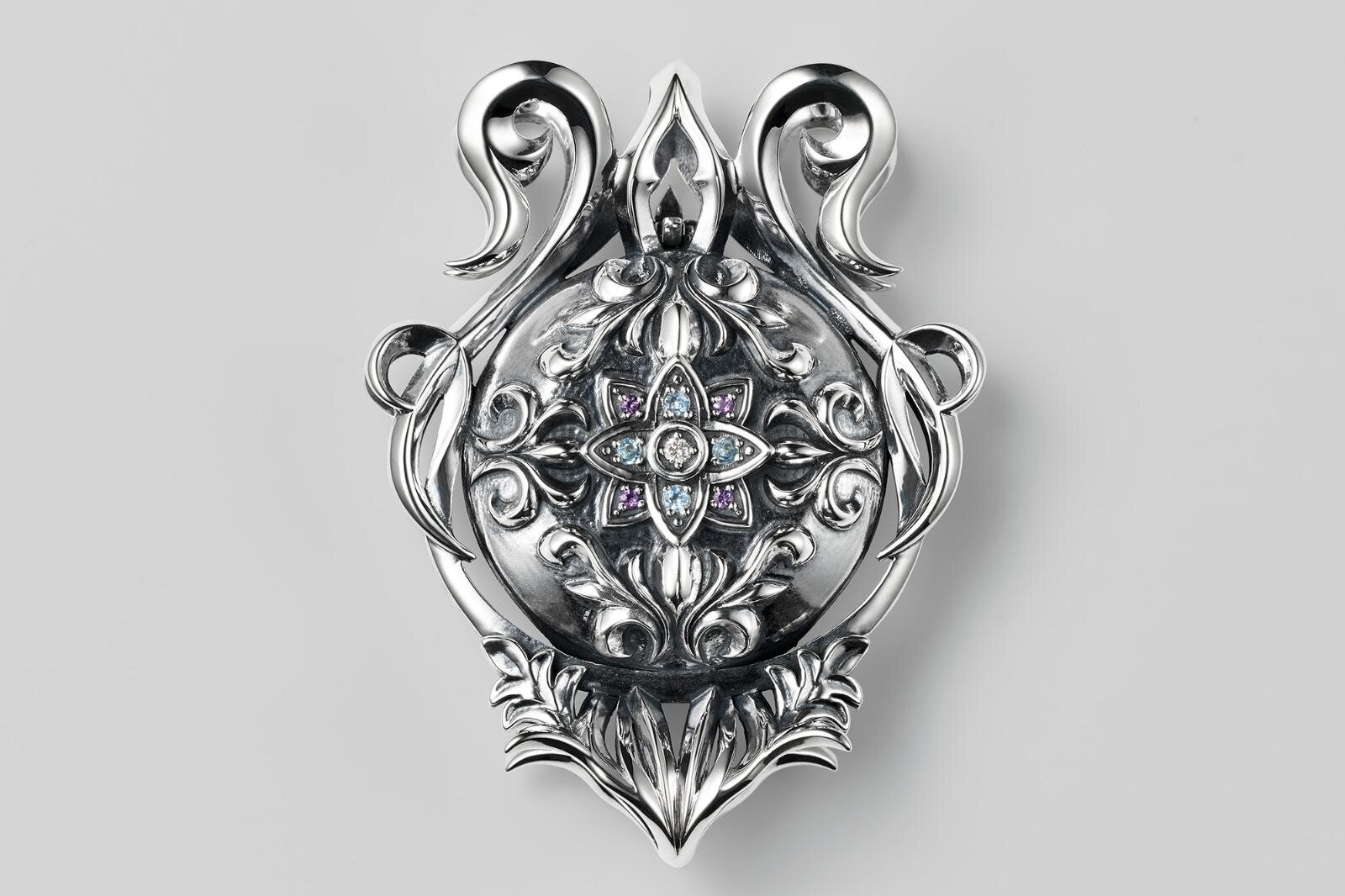 メンズジュエリー｜ジャスティン デイビス“花束を挿し込む”王冠ネックレスや植物のロケットペンダント