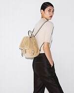 フェンディ“柔らかシェイプ”の2WAYバックパック、しなやかな軽量レザーやファー素材｜写真6