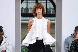 sacai 2026年春夏コレクション - ハイブリッドが織り成す躍動する装い