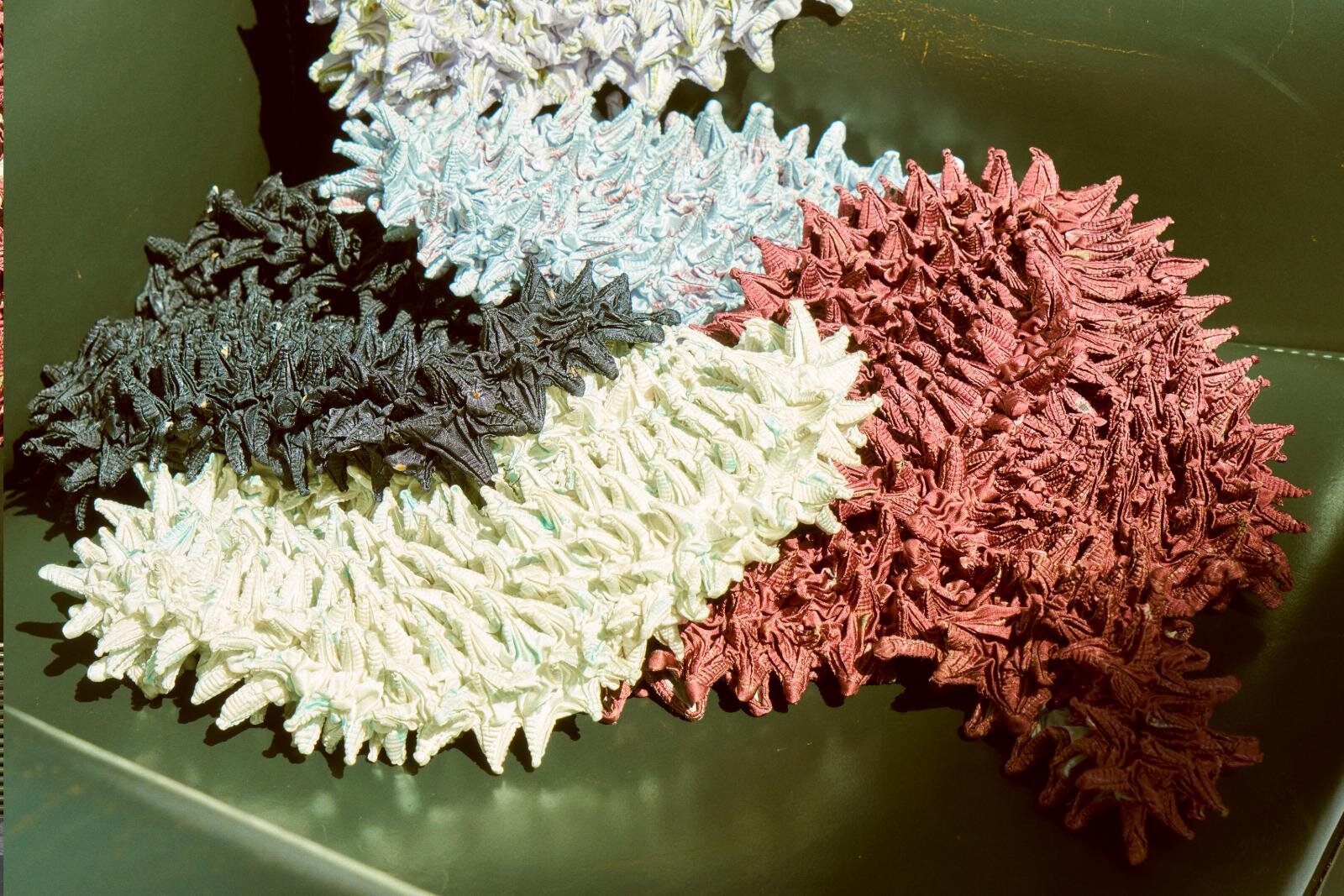 ミューラル×ブンザブロウ“ツンツン”フォルムの絞り染めバッグ、ニュアンスカラーの刺繍柄で