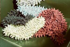 ミューラル×ブンザブロウ“ツンツン”フォルムの絞り染めバッグ、ニュアンスカラーの刺繍柄で