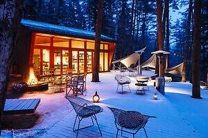 星のや富士“焚き火バー＆屋外こたつデッキ”が登場「冬グランピング」テラスのスイーツタイムも