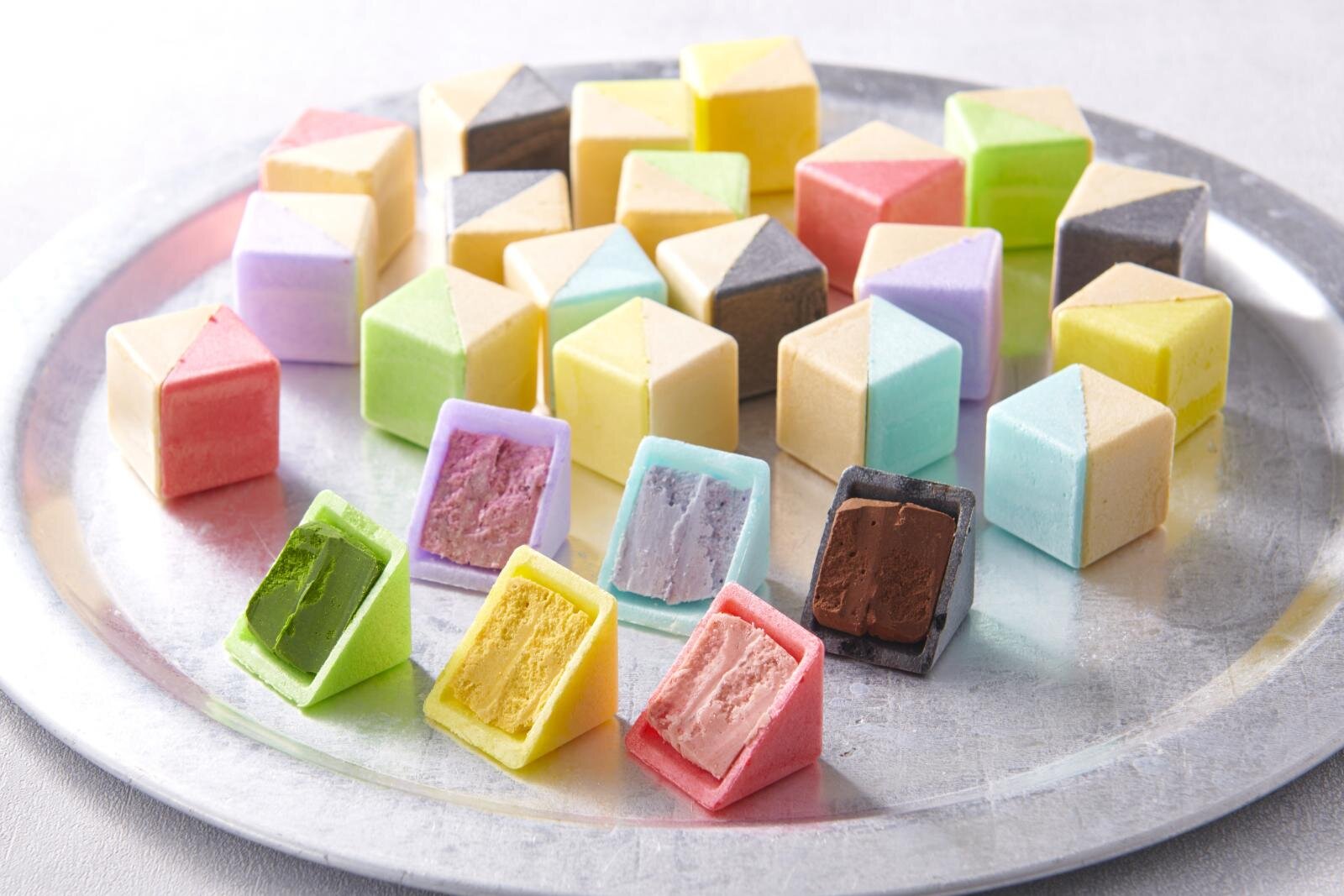 亀屋万年堂“和風ボンボンチョコ”「東京もなか」キューブ型のカラフル最中皮×いちごや抹茶などチョコレート