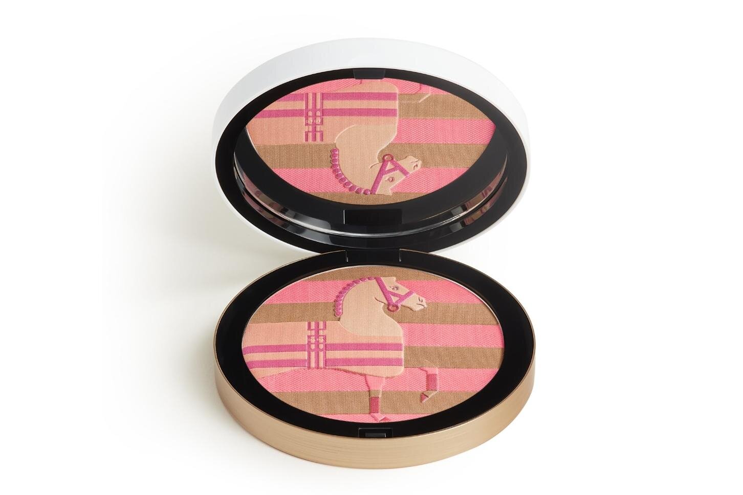 エルメス25年冬コスメ、“競走馬のストライプ柄ラグ”着想フェイスパウダー「プードル ロカバール」