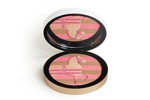 エルメス25年冬コスメ、“競走馬のストライプ柄ラグ”着想フェイスパウダー「プードル ロカバール」