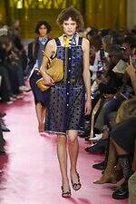 ミュウミュウ 2026年春夏コレクション - エプロンが映し出す働く女性像｜写真22