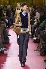 ミュウミュウ 2026年春夏コレクション - エプロンが映し出す働く女性像｜写真33