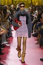 ミュウミュウ 2026年春夏コレクション - エプロンが映し出す働く女性像｜写真44