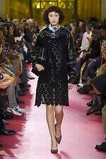 ミュウミュウ 2026年春夏コレクション - エプロンが映し出す働く女性像｜写真49