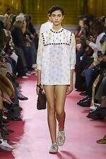 ミュウミュウ 2026年春夏コレクション - エプロンが映し出す働く女性像｜写真54