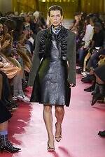 ミュウミュウ 2026年春夏コレクション - エプロンが映し出す働く女性像｜写真62