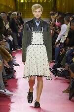 ミュウミュウ 2026年春夏コレクション - エプロンが映し出す働く女性像｜写真65