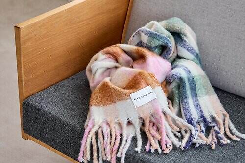 トゥービー バイ アニエスベー、まるで“ジェリービーンズ”カラフルマフラー＆チェック柄マフラー