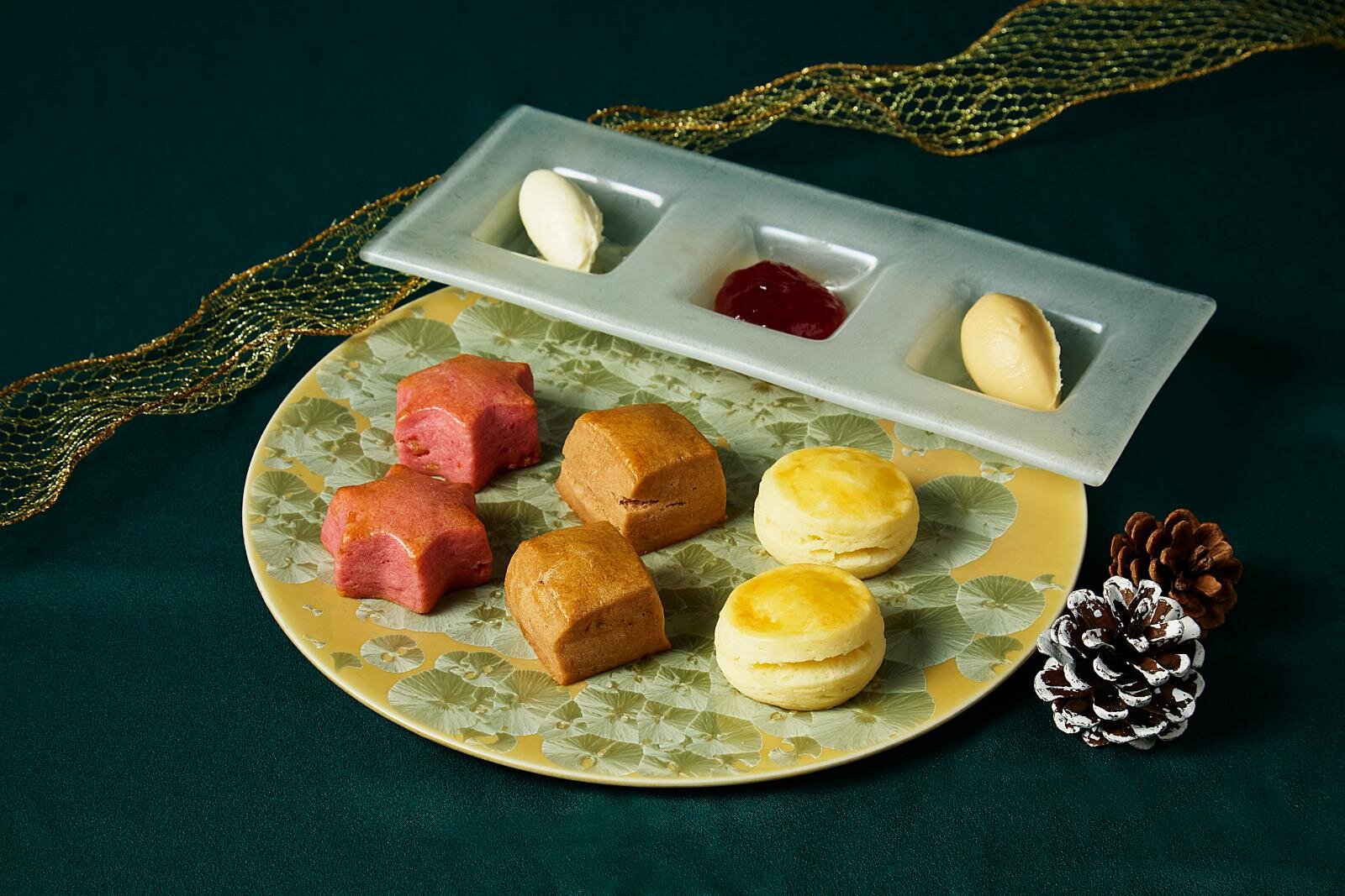 シャングリ・ラ 東京のクリスマスアフタヌーンティー、苺サンタのショートケーキ＆雪だるま型マカロン｜写真4