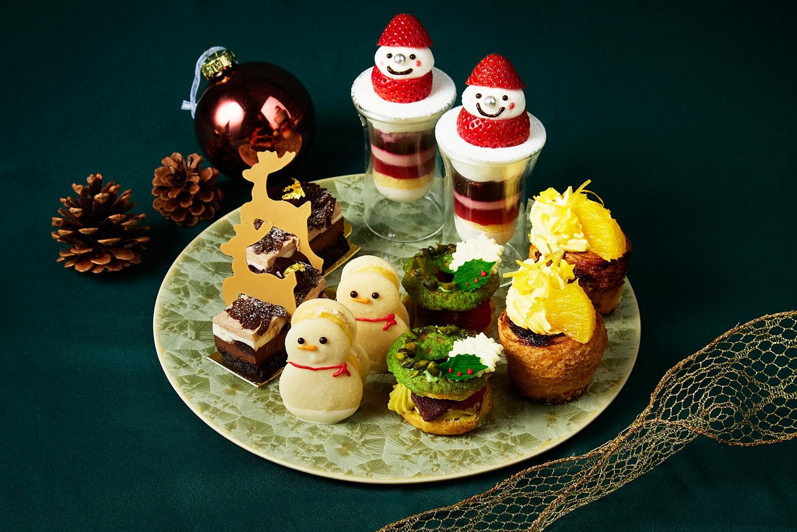 シャングリ・ラ 東京のクリスマスアフタヌーンティー、苺サンタのショートケーキ＆雪だるま型マカロン｜写真2