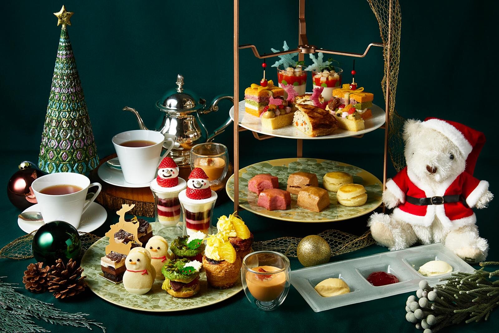 シャングリ・ラ 東京のクリスマスアフタヌーンティー、苺サンタのショートケーキ＆雪だるま型マカロン