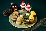 シャングリ・ラ 東京のクリスマスアフタヌーンティー、苺サンタのショートケーキ＆雪だるま型マカロン｜写真2