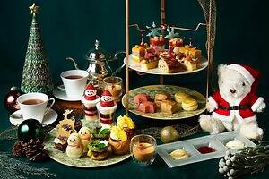 シャングリ・ラ 東京のクリスマスアフタヌーンティー、苺サンタのショートケーキ＆雪だるま型マカロン
