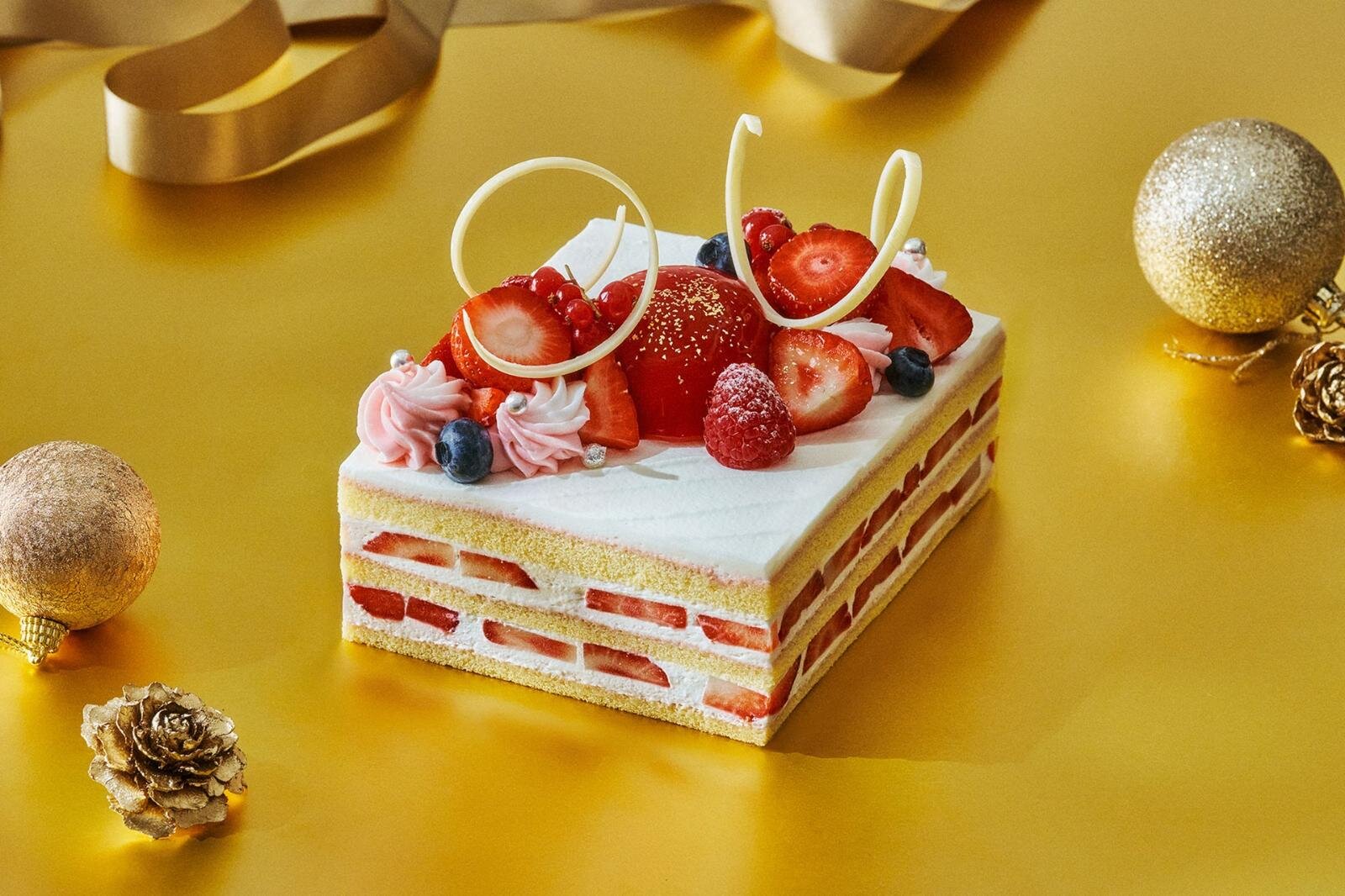 品川プリンスホテル25年クリスマス“トランペットを吹くシロクマ”ケーキ、苺やオレンジなどミニタルト付き｜写真4