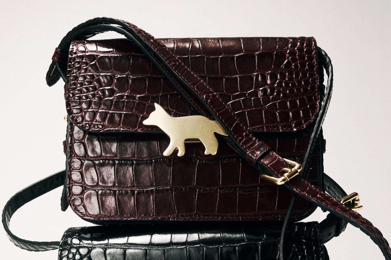 メゾン キツネ「イーディ」“クロコダイル風”型押しレザーバッグ、ゴールドのフォックス留め具で