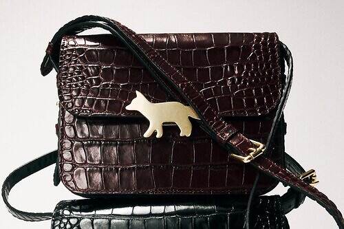 メゾン キツネ「イーディ」“クロコダイル風”型押しレザーバッグ、ゴールドのフォックス留め具で