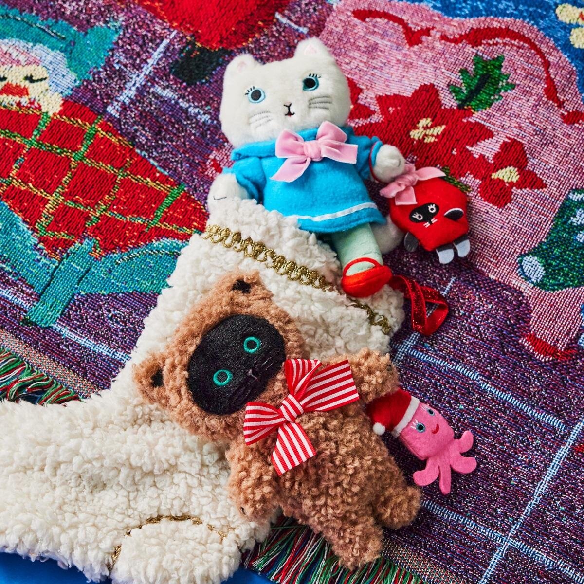 ぬいぐるみ 各7,700円、マルチファブリック 6,600円