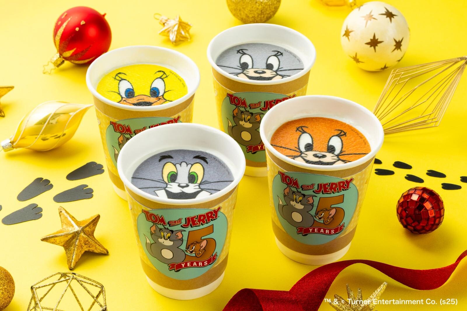 「J.S. パンケーキ カフェ」トムとジェリー チーズティーラテ イートイン1,100円 / テイクアウト1,080円 ※キャラクターはランダムで提供