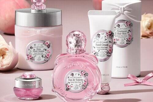 ジルスチュアート ビューティ25年冬コスメ「ピーチー ホワイトフローラル」とろける甘美な香水やリップ
