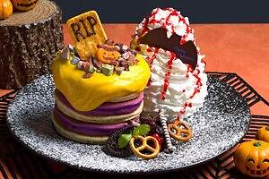 エッグスンシングス「ハロウィンナイトパンケーキ」濃厚かぼちゃクリーム×紫芋のふわもち生地