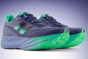 ニューバランス×タグ・ホイヤー高機能スニーカー、ラバーロゴを配したグリーンのシュータン