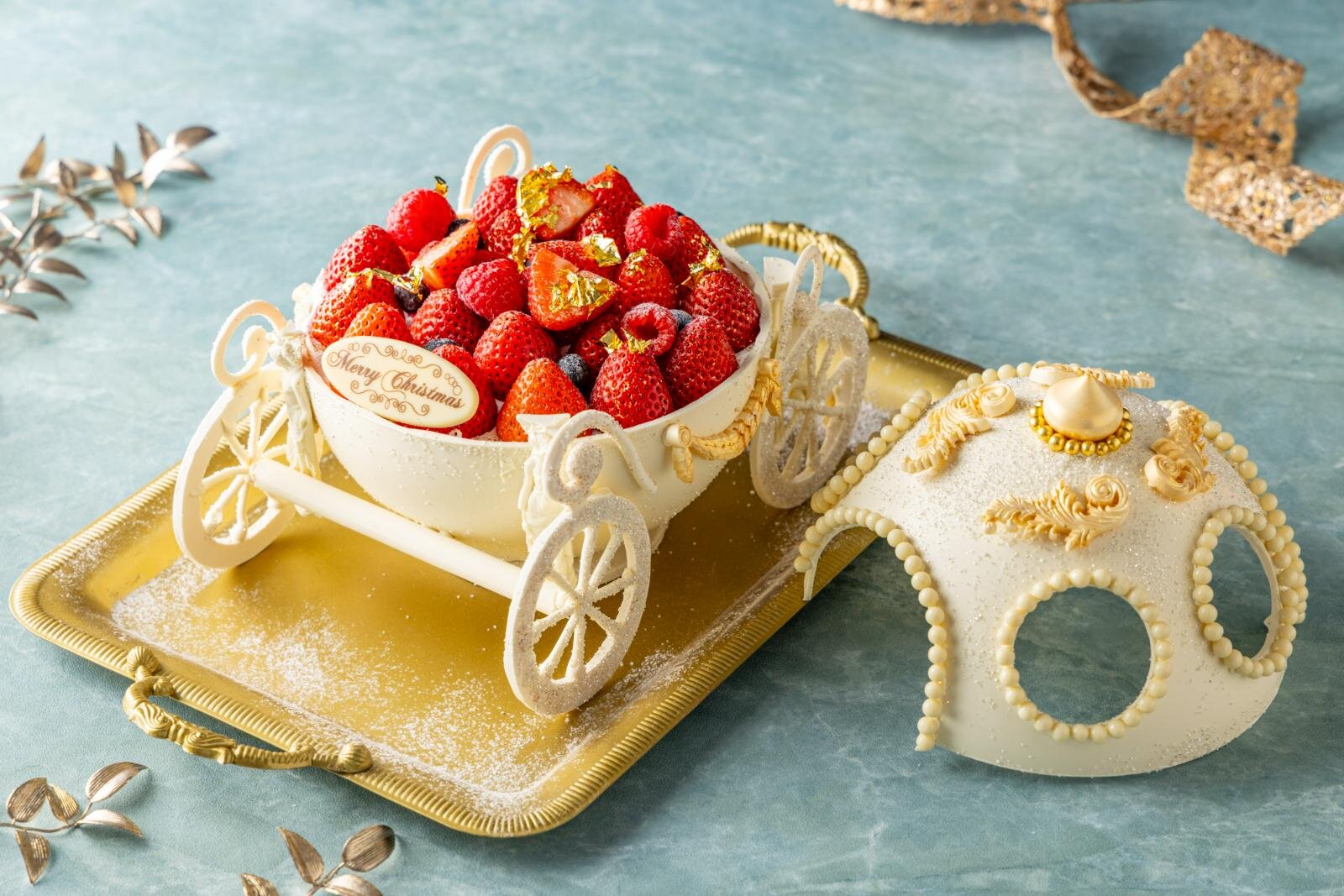 苺とホワイトチョコレートの馬車ケーキ 19,000円(幅17cm×奥行23cm×高さ17cm)※限定30台